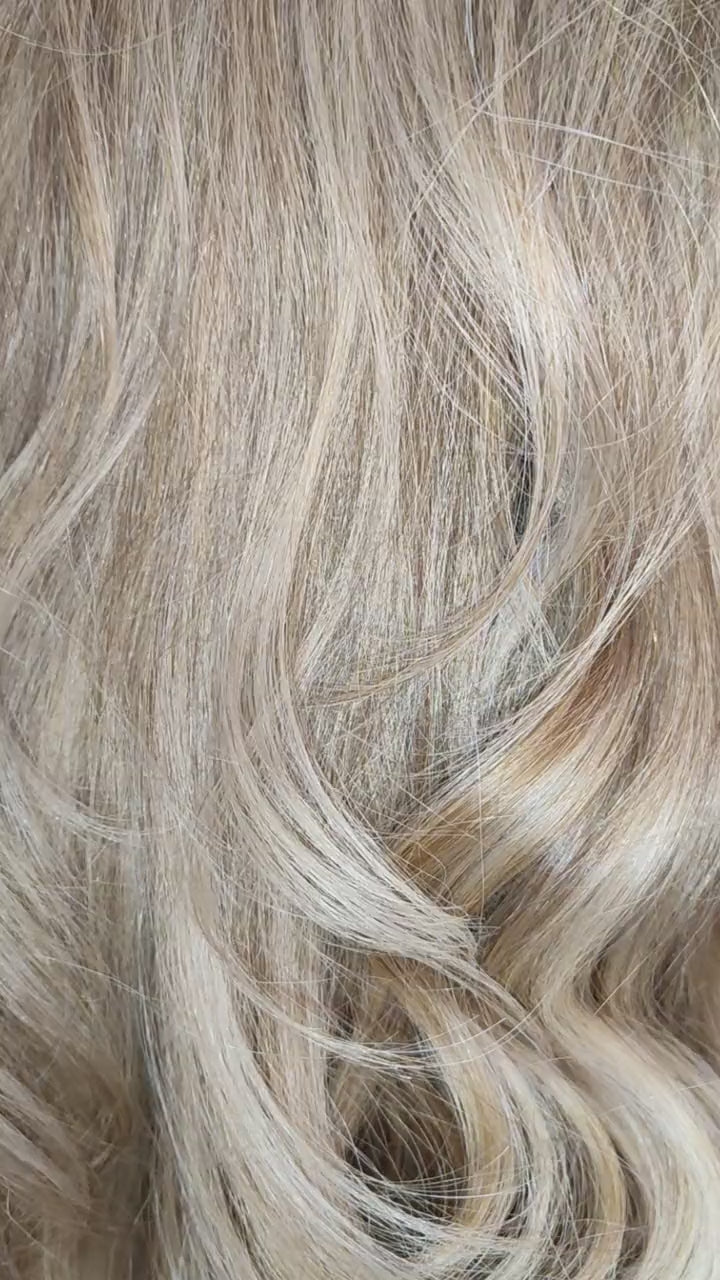 Glänzende blonde Wellen nach der Pflege mit SHURUPH Ixirbalm und Ixiroil