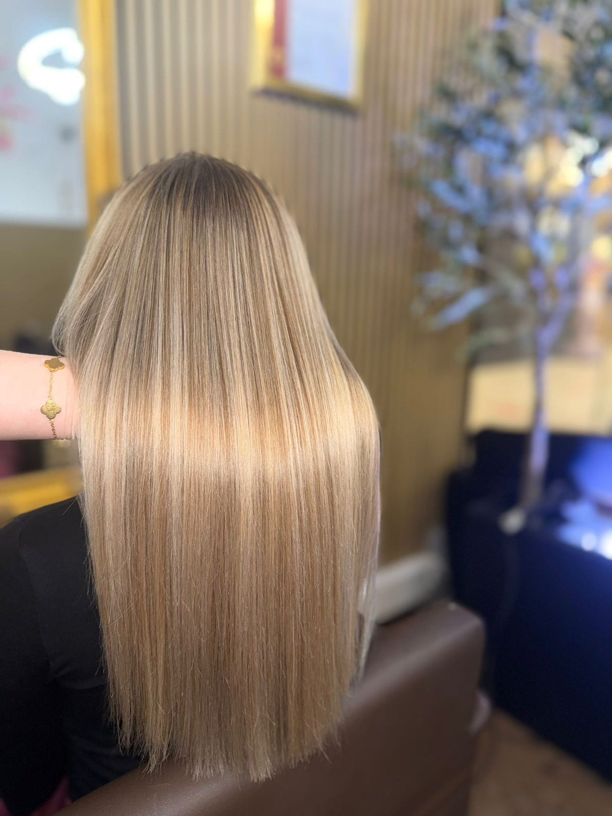 Glattes, glänzendes blondes Haar nach Keratin-Glättung mit SHURUPH Professor Brasilian, Ixirbalm und Ixiroil